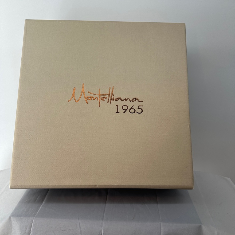 Montelliana beige square shoe box